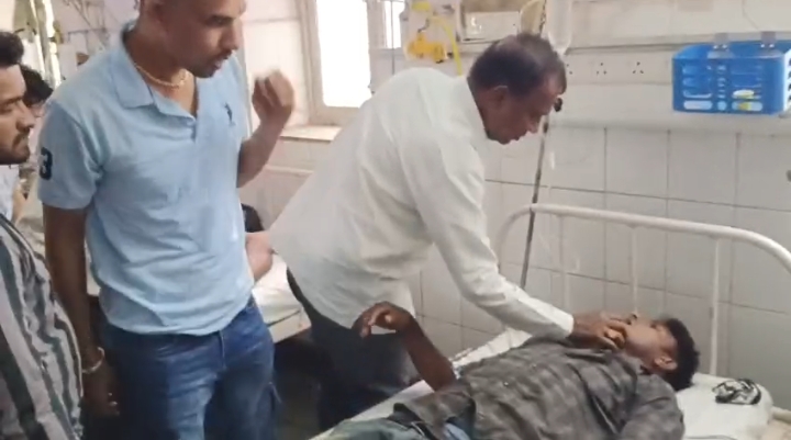 घायलों से घटना की जानकारी लेते विधायक अर्जुन सिंह बामनिया घायलों से घटना की जानकारी लेते विधायक अर्जुन सिंह बामनिया