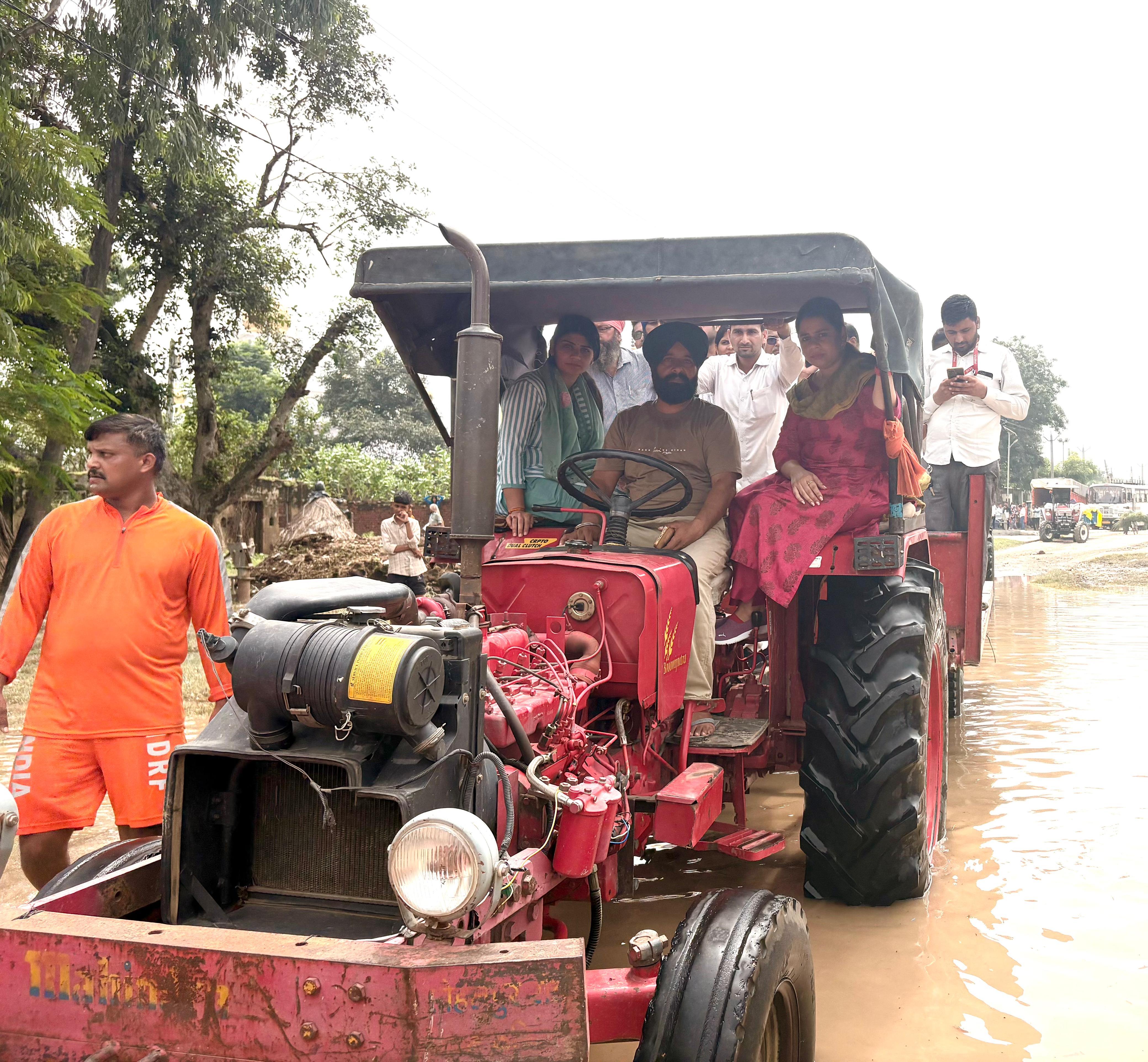निरीक्षण करते हुए डीएम