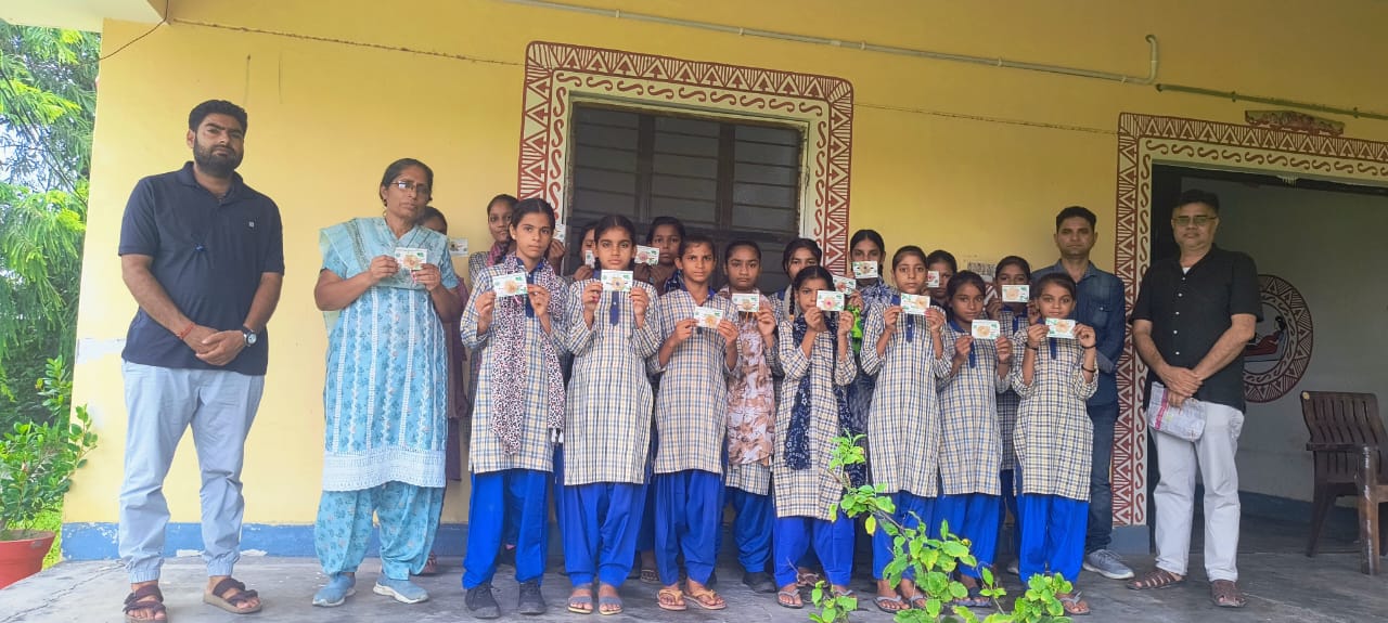 बीजे राखी प्राप्त करती बच्चियों
