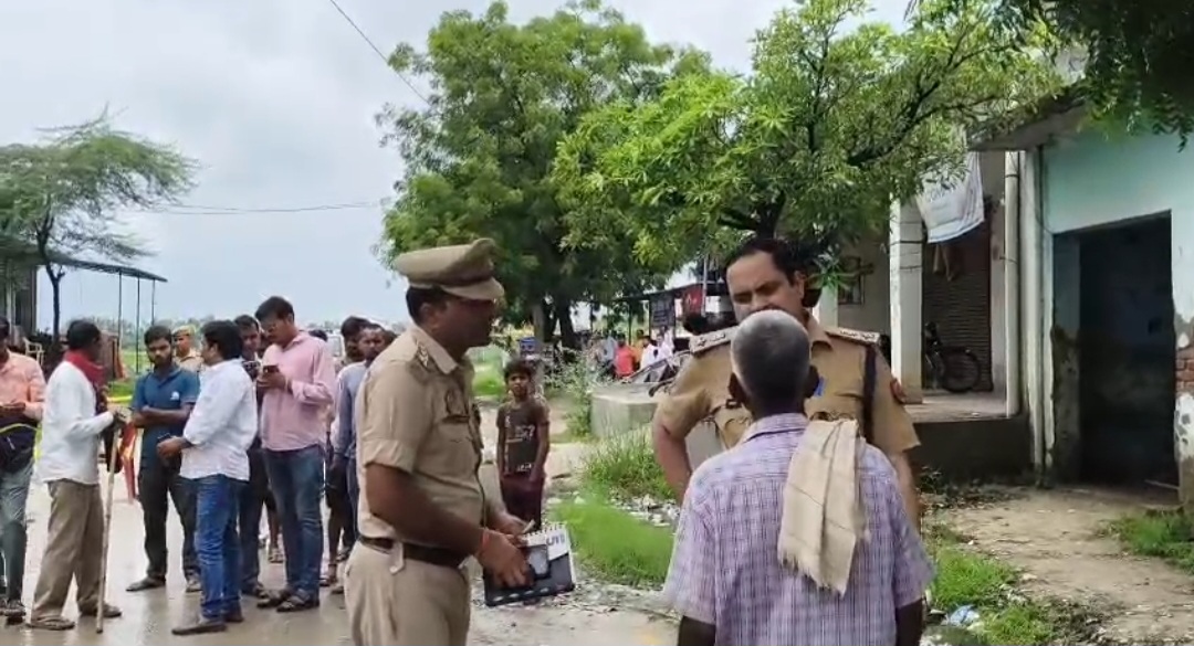 परिजन से जानकारी लेते पुलिसअधिकारी