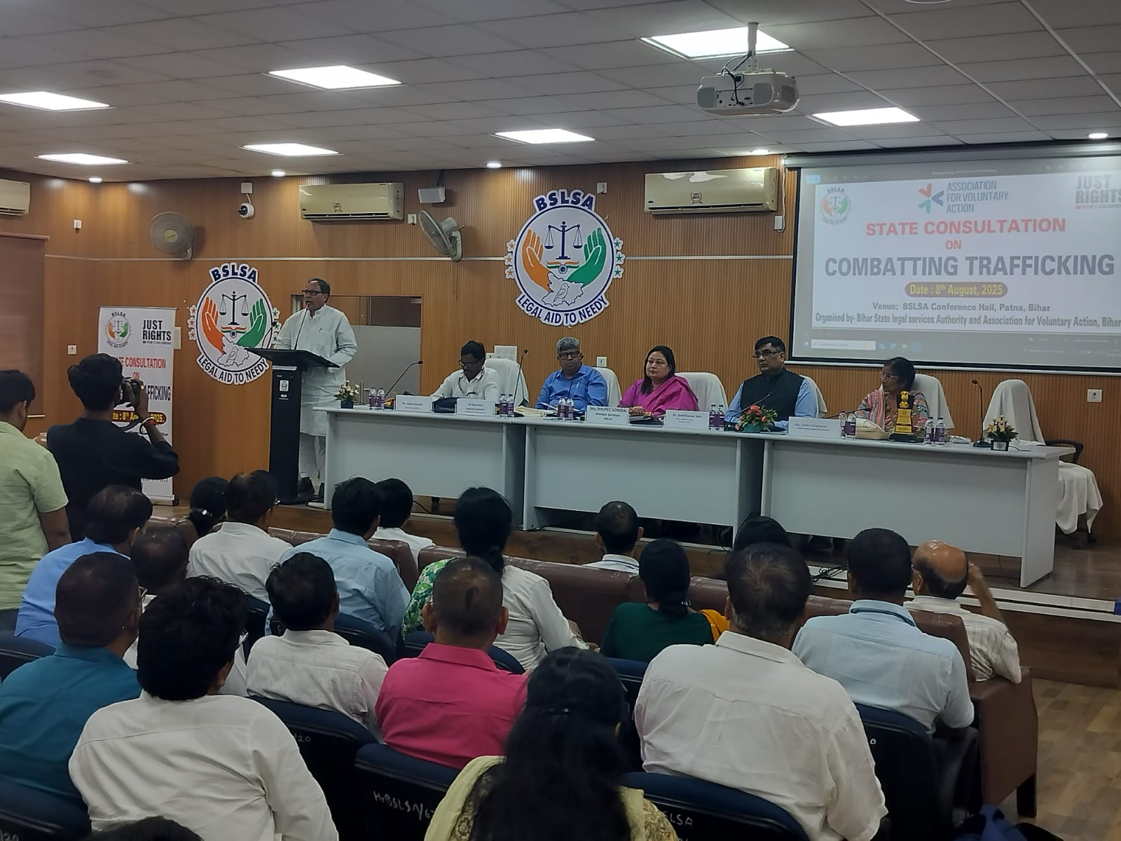 जस्ट राइट्स फॉर चिल्ड्रेन के राज्यस्तरीय परामर्श में बच्चों की ट्रैफिकिंग के मुद्दे पर अपने विचार रखते अधिकारीगण जस्ट राइट्स फॉर चिल्ड्रेन के राज्यस्तरीय परामर्श में बच्चों की ट्रैफिकिंग के मुद्दे पर अपने विचार रखते अधिकारीगण
