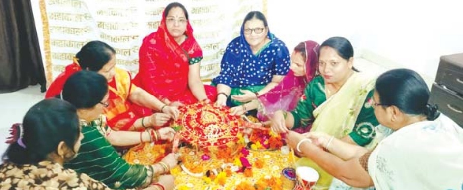पुजारी परिवार की महिलाएं रखी बनाते हुवे पुजारी परिवार की महिलाएं रखी बनाते हुवे