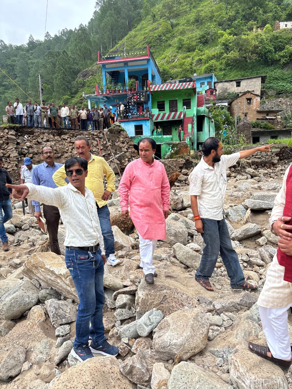 आपदा प्रभावित क्षेत्रों का निरीक्षण करते, कैबिनेट मंत्री