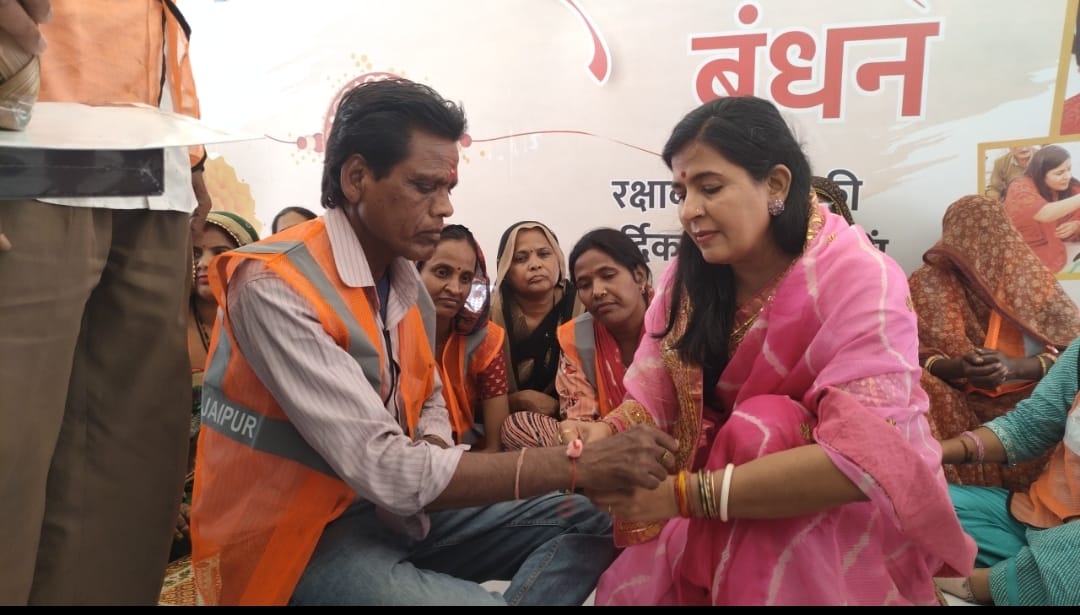 महापौर सौम्या गुर्जर ने सफाई मित्रों एवं निगम के स्वच्छता योद्धाओं को अपने हाथों से राखी बांधकर किया सम्मानित
