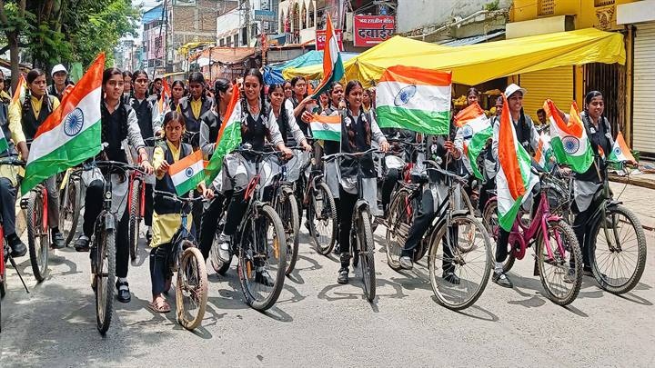 छात्राओं ने निकाली तिरंगा रैली