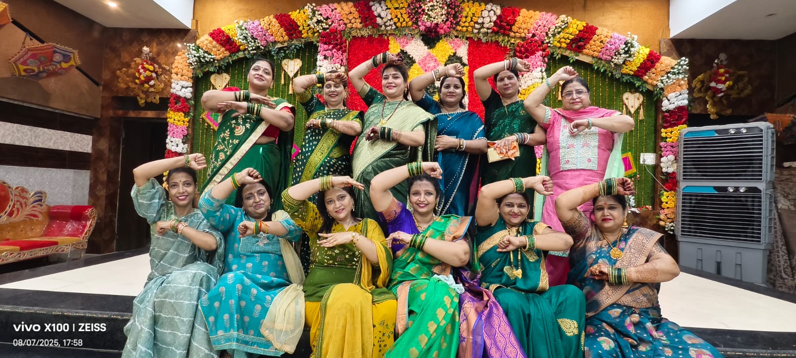 सावन महोत्सव में भाग लेती लायंस कल्ब महिला सदस्य सावन महोत्सव में भाग लेती लायंस कल्ब महिला सदस्य