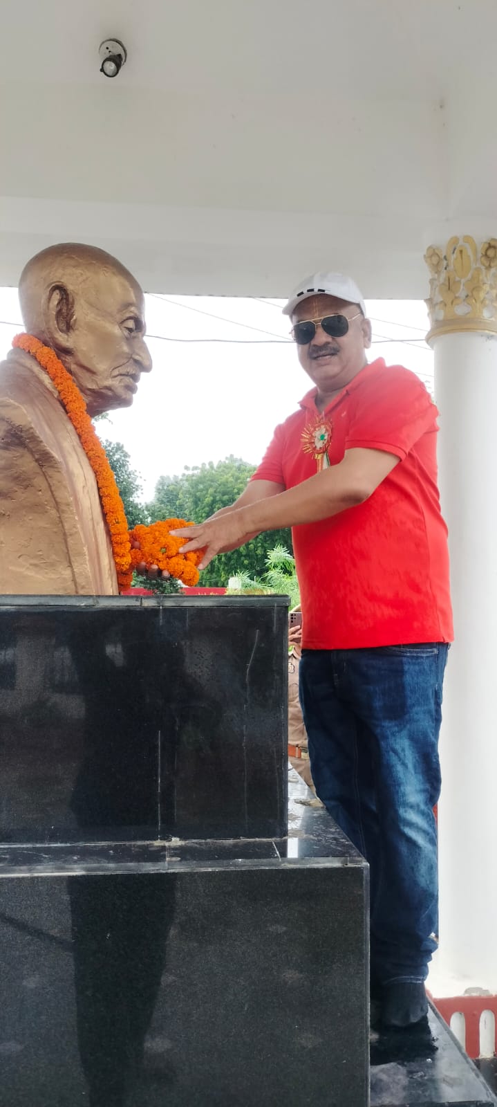 काकोरी कांड पर आयोजित कार्यक्रम में महात्मा गांधी को माल्यार्पण करते हुए जिलाधिकारी डॉ दिनेश चंद्र