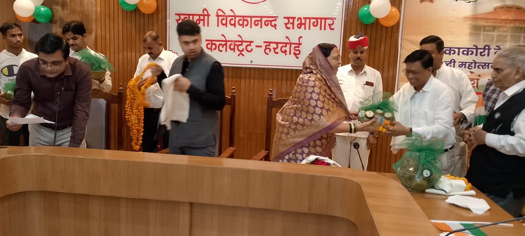 स्वतंत्रता संग्राम सेनानियों के परिजनों को किया गया सम्मानित स्वतंत्रता संग्राम सेनानियों के परिजनों को किया गया सम्मानित