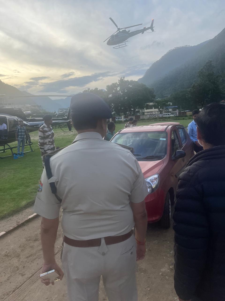 रेस्क्यू कार्य के हेलीकॉप्टर उड़ान भरते। रेस्क्यू कार्य के हेलीकॉप्टर उड़ान भरते।