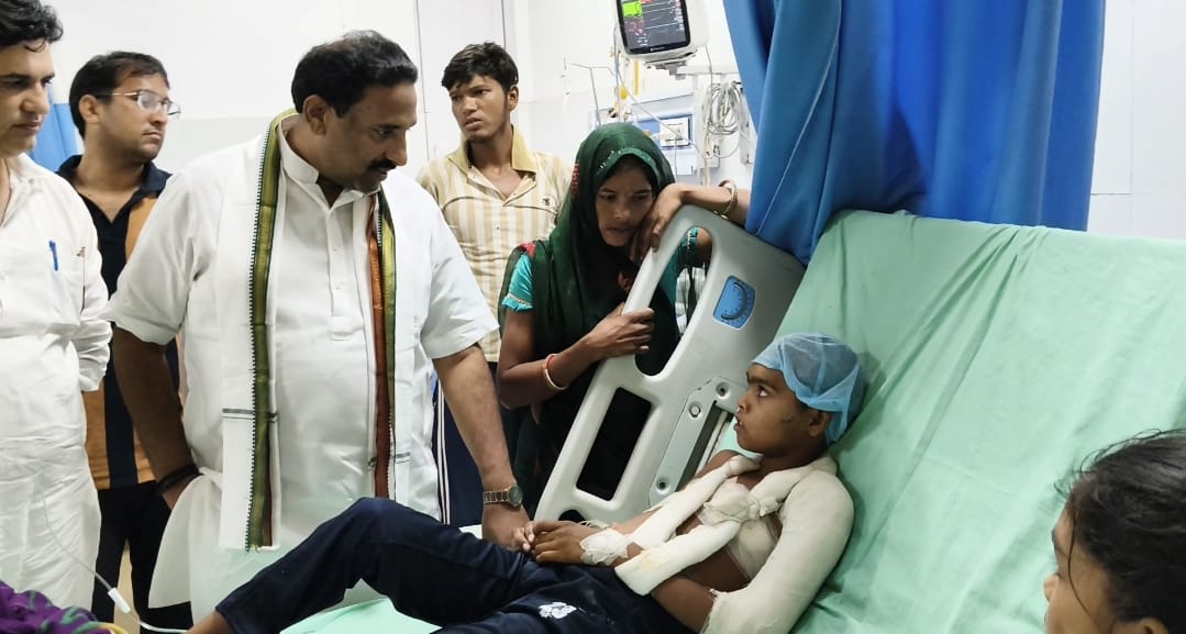 आरएलडी प्रदेश अध्यक्ष अवाना झालावाड़ पहुंच कर हादसे में घायल बच्चों और मृतक परिवारजनों से की मुलाकात आरएलडी प्रदेश अध्यक्ष अवाना झालावाड़ पहुंच कर हादसे में घायल बच्चों और मृतक परिवारजनों से की मुलाकात