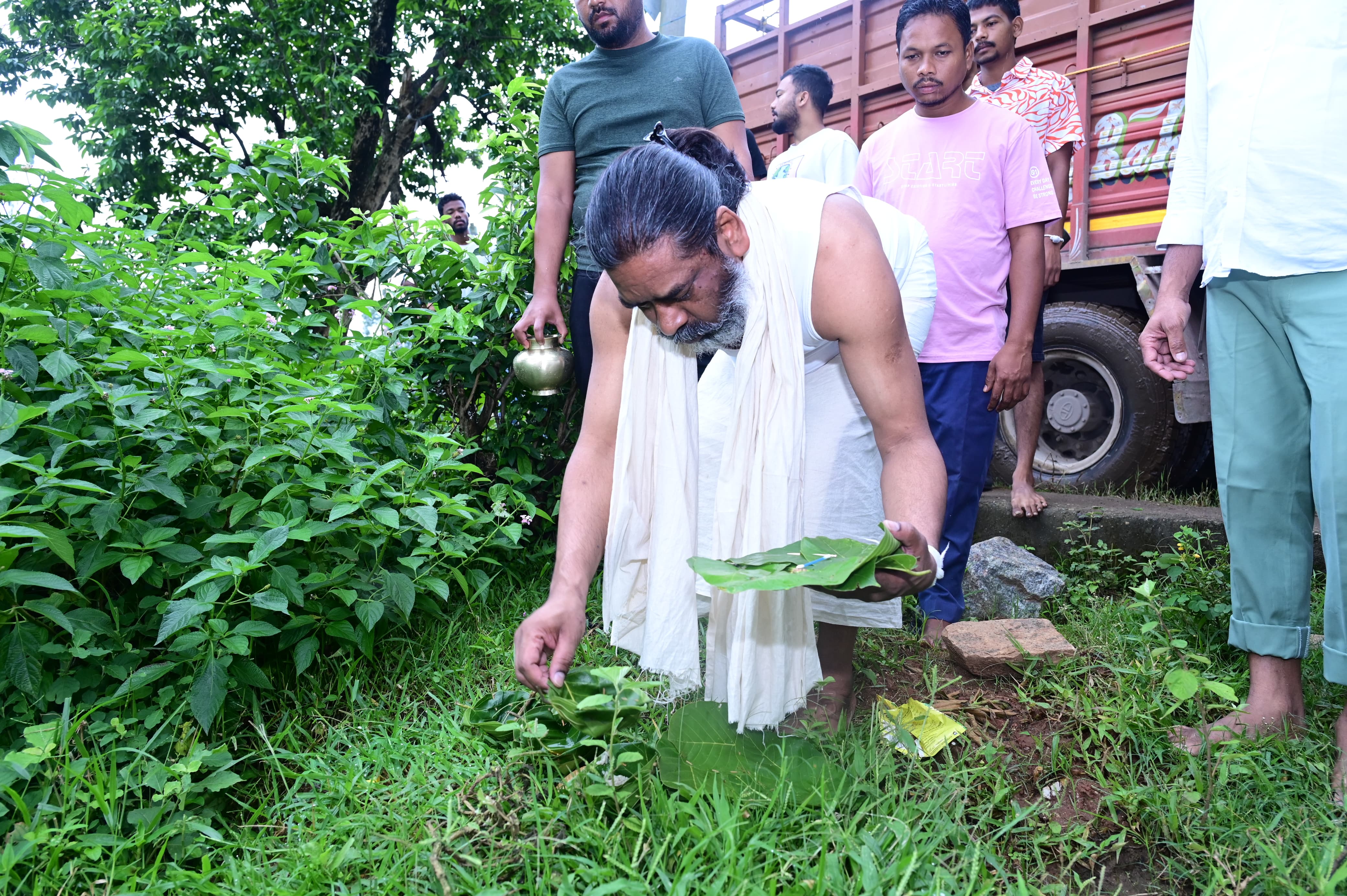 मुख्यमंत्री श्राद्ध कर्म करते हुए