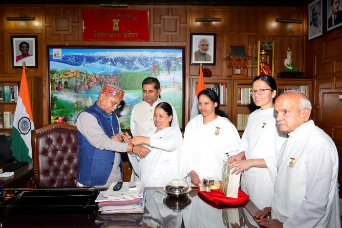 राज्यपाल को राखी बांधती ब्रह्माकुमारी बहनें
