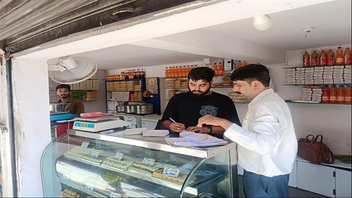 कई खाद्य प्रतिष्ठानों से लिए गए नमूने