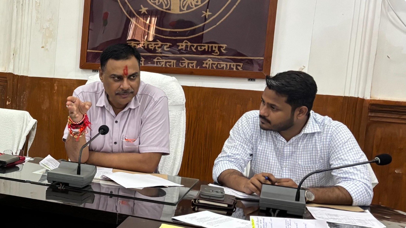 अधिकारियों व स्वयंसेवी संगठनों के पदाधिकारियों के साथ बैठक करते जिलाधिकारी पवन कुमार गंगवार
