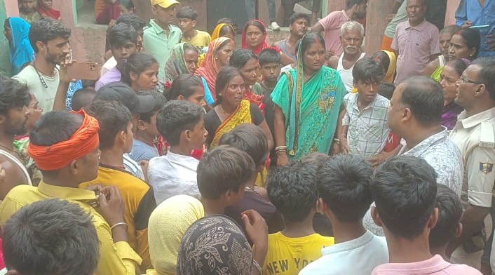 छात्र की मौत के बाद जुटी ग्रामीणो की भीड़