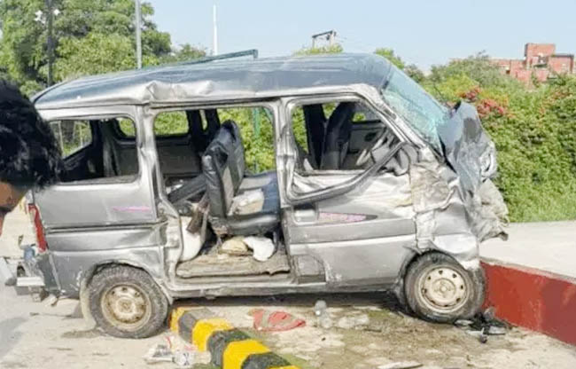 सोनीपत: क्षतिग्रस्त वैन घटना सथल