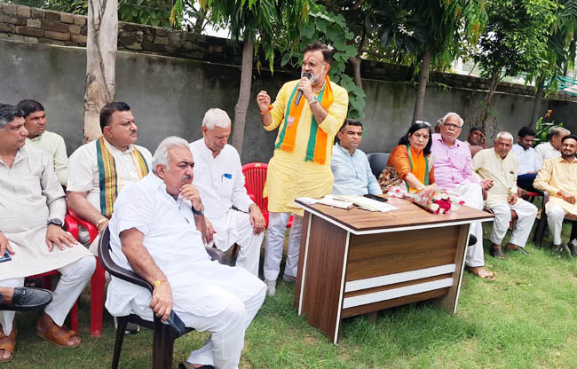 सोनीपत: गोहाना में डॉ. आदित्य बत्रा कार्यकर्ताओं को संबोधित करते हुए सोनीपत: गोहाना में डॉ. आदित्य बत्रा कार्यकर्ताओं को संबोधित करते हुए