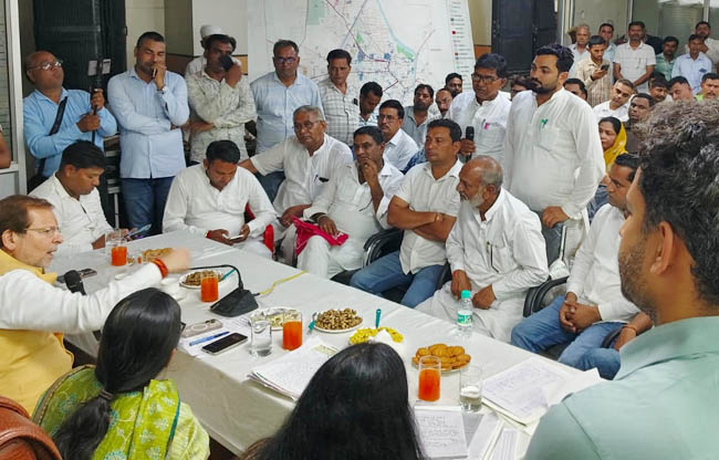 सोनीपत: नगर परिषद परिसर गोहाना में जन सुनवाई करते हुए मंत्री डा. अरविंद शर्मा सोनीपत: नगर परिषद परिसर गोहाना में जन सुनवाई करते हुए मंत्री डा. अरविंद शर्मा
