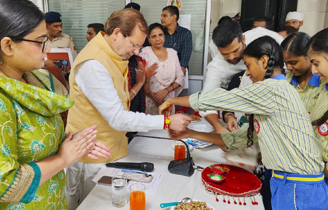 सोनीपत: नगर परिषद परिसर गोहाना में मंत्री डा. अरविंद शर्मा को राखी बांधते हुए छात्रा सोनीपत: नगर परिषद परिसर गोहाना में मंत्री डा. अरविंद शर्मा को राखी बांधते हुए छात्रा