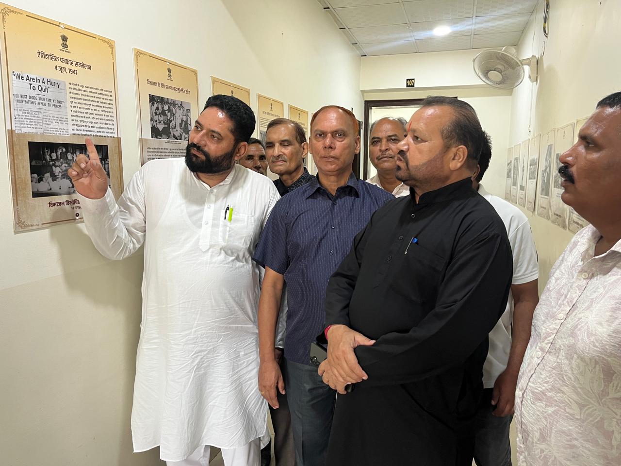 भाजपा एससी मोर्चा के नेता 1947 से भारत की ऐतिहासिक तस्वीरें ब्राउज़ करते हैं