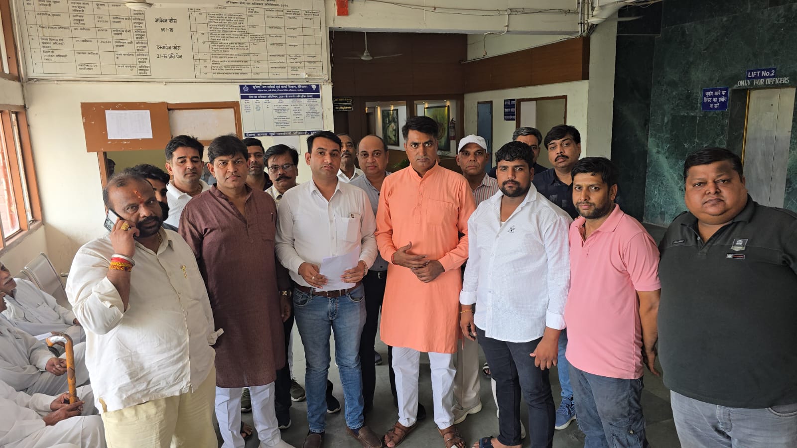 झज्जर में प्रदर्शन करते ऋषि भारद्वाज और बजरंग दल व विश्व हिंदू परिषद के अन्य कार्यकर्ता।