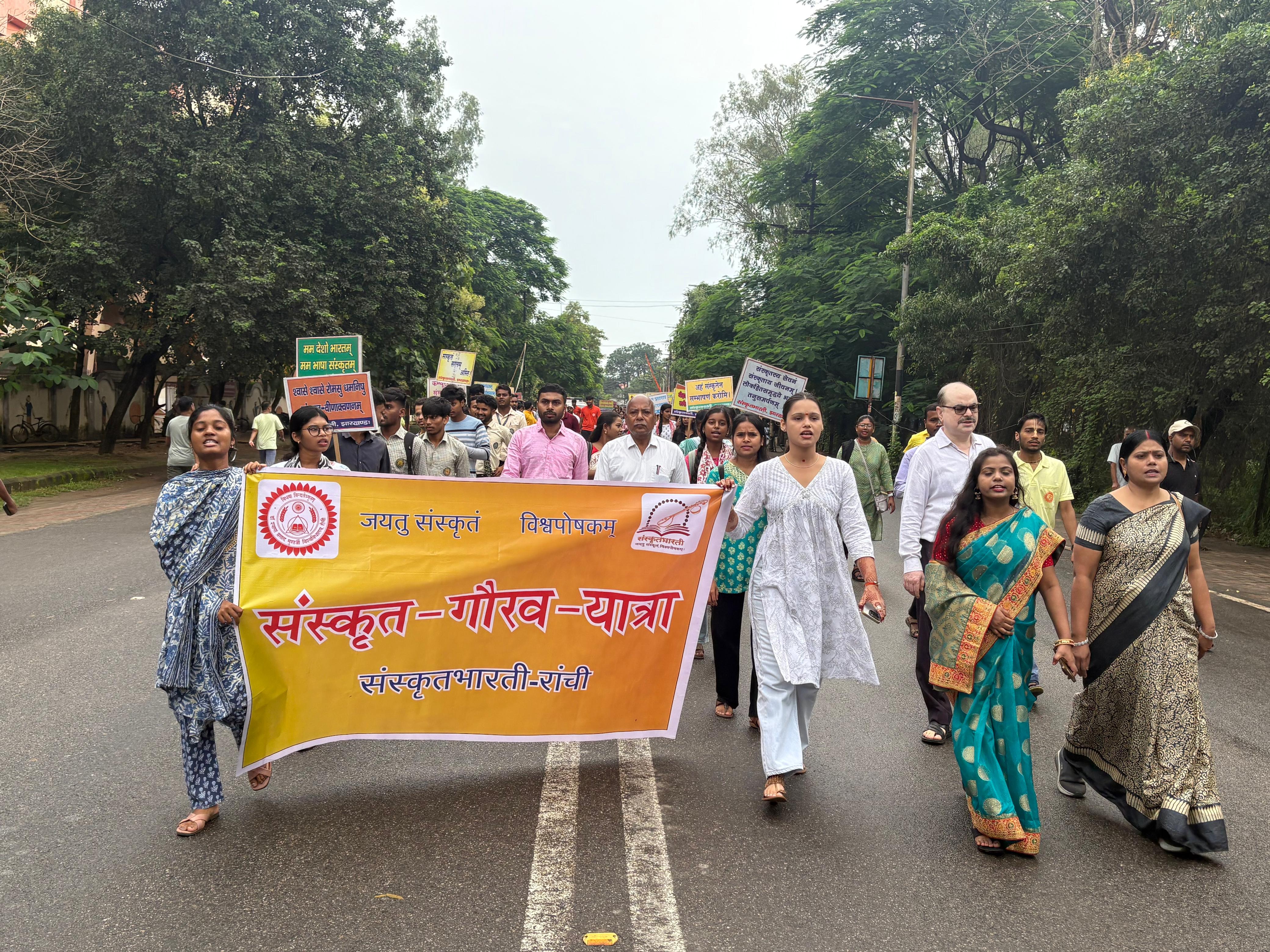 संस्कृत गौरव यात्रा निकालती छात्राएं