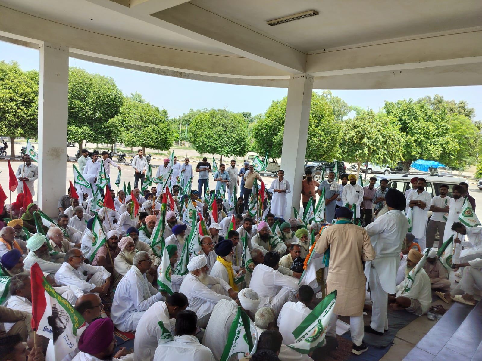 मांगों को लेकर रोष प्रदर्शन करते किसान।