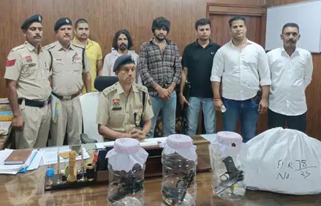 पत्रकारों को जानकारी देते हुए उपपुलिस अधीक्षक भारत भूषण। पत्रकारों को जानकारी देते हुए उपपुलिस अधीक्षक भारत भूषण।