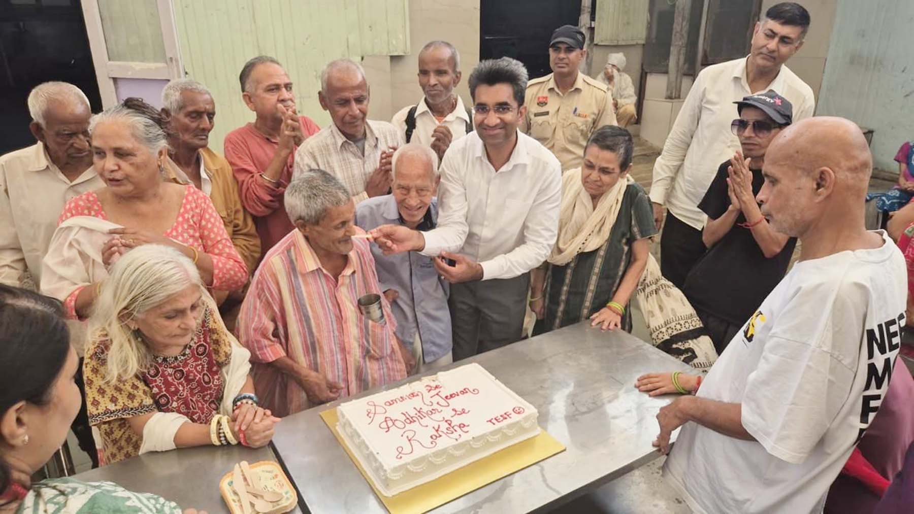 गुरुग्राम के बंधवाड़ी स्थित अर्थ सेवियर्स फाउंडेशन में वरिष्ठ नागरिक सम्मान समारोह में बुजुर्गों के साथ केक काटते डीएलएसए सचिव रजत वर्मा।