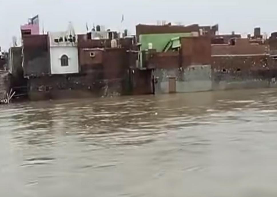 रामगंगा नदी में जलस्तर बनने से थाना कटघर क्षेत्र और थाना मुगलपुरा क्षेत्र में रामगंगा नदी के किनारे बेस घरों के बाहर बाढ़ का पानी।