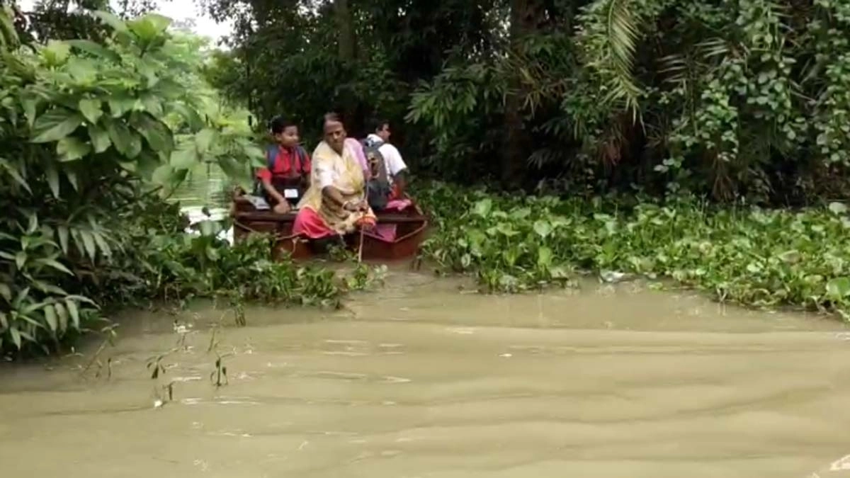 बाढ़ग्रस्त घाटाल में नाव से स्कूल पहुंचे रहे बच्चे