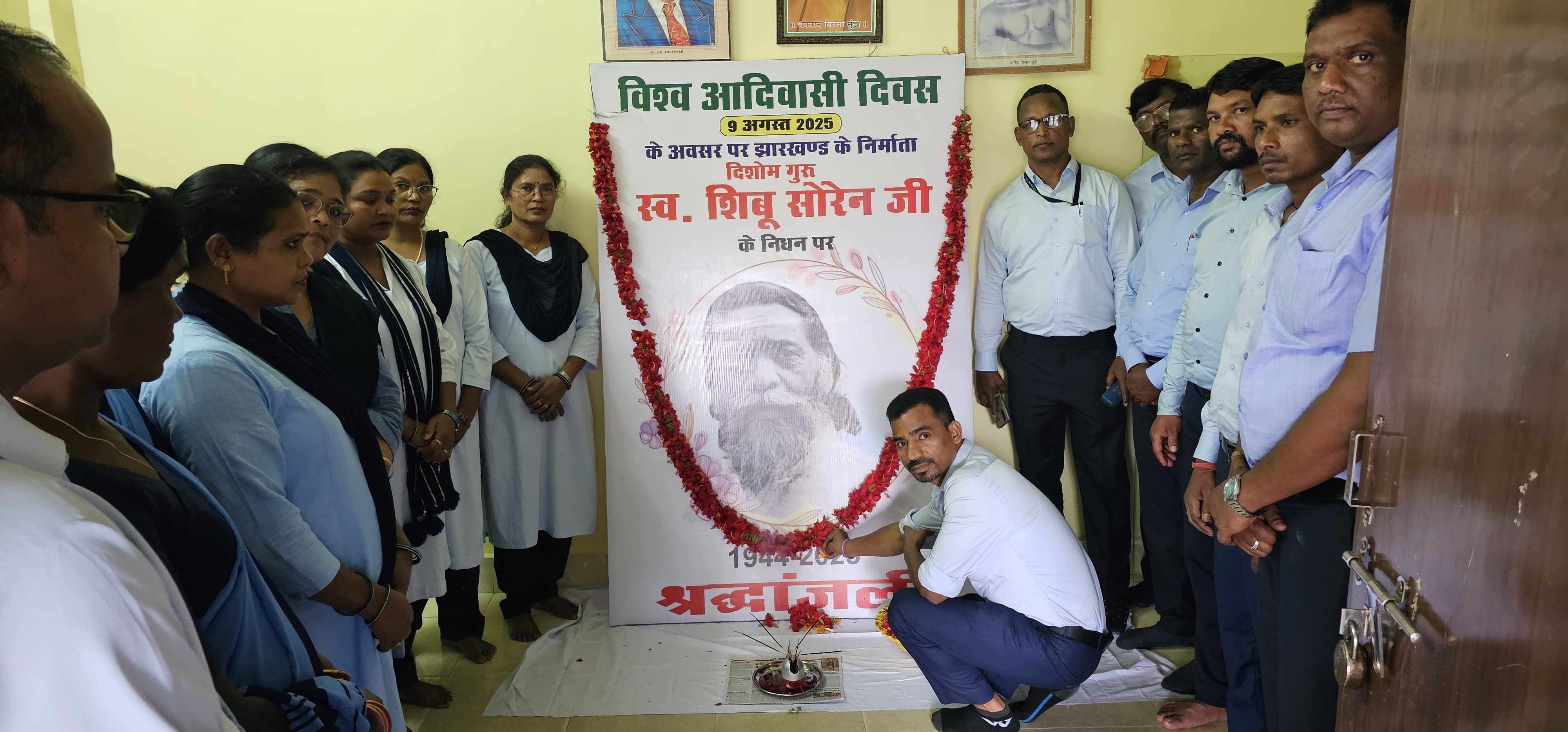 श्रद्धांजलि देते सीसीएल के अधिकारी पदाधिकारीगण