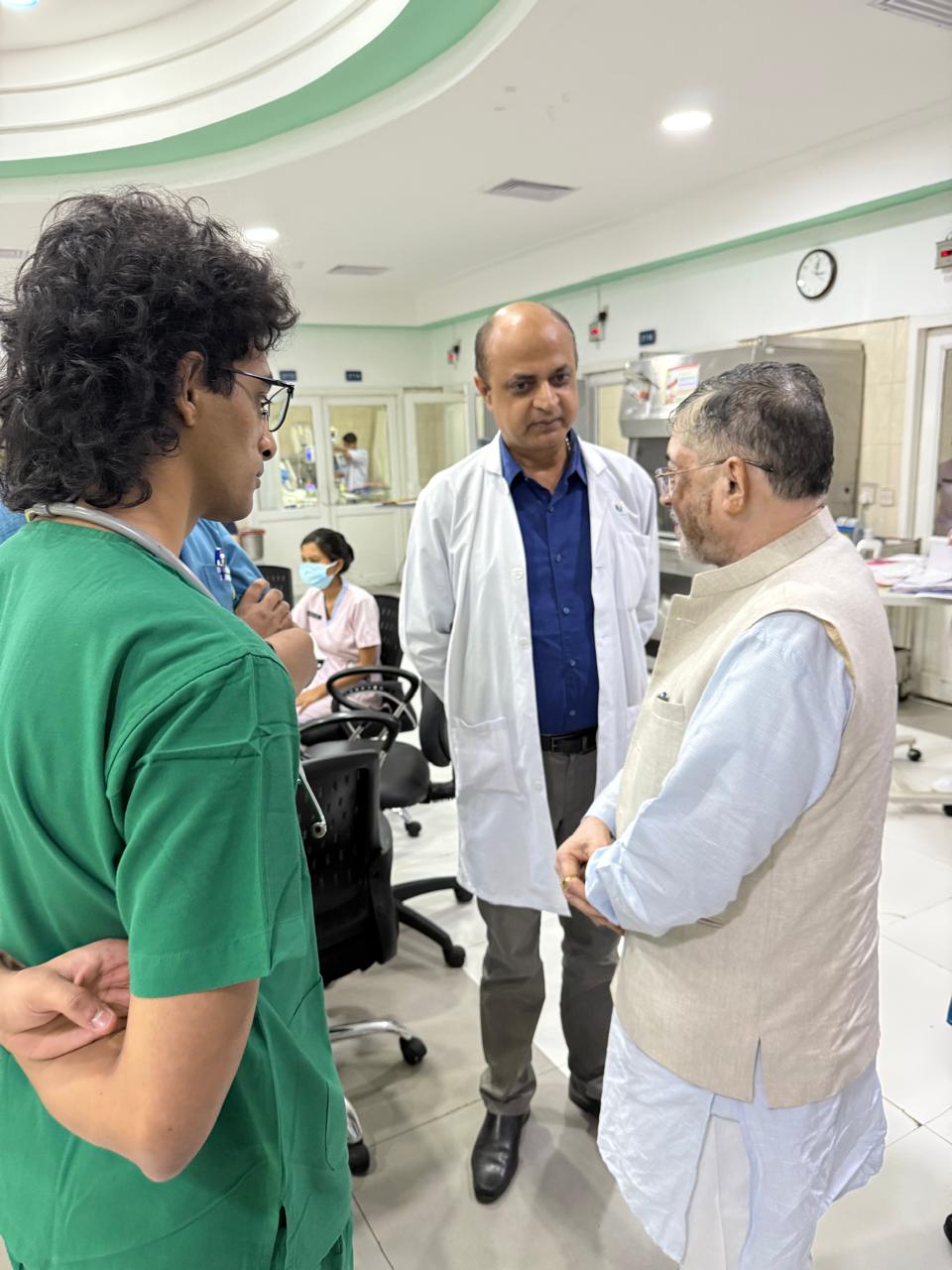 राज्यपाल अस्पताल में डॉक्टरों से जानकारी लेते