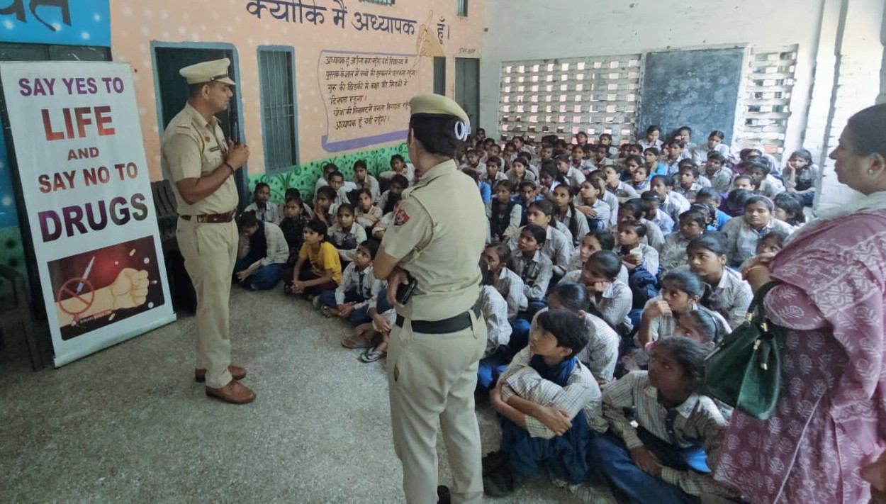 पानीपत के बिंझौल गांव में सरकारी स्कूल में छात्रों को नशे के दुष्परिणामों की जानकारी दे