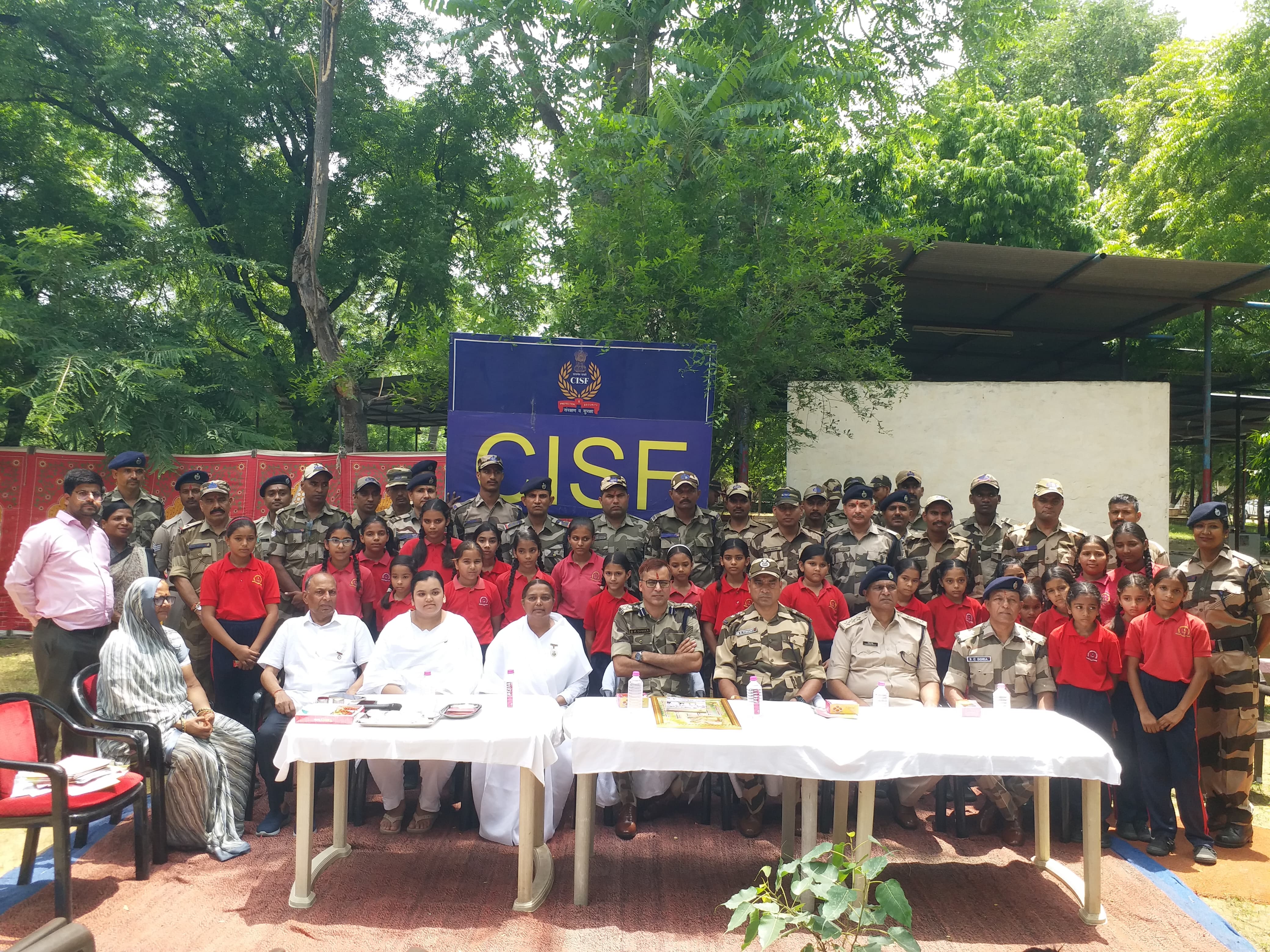 सीआईएसएफ के अधिकारियों-जवानों ने स्कूली छात्राओं से रक्षा सूत्र बंधवा कर दिया रक्षा का वचन