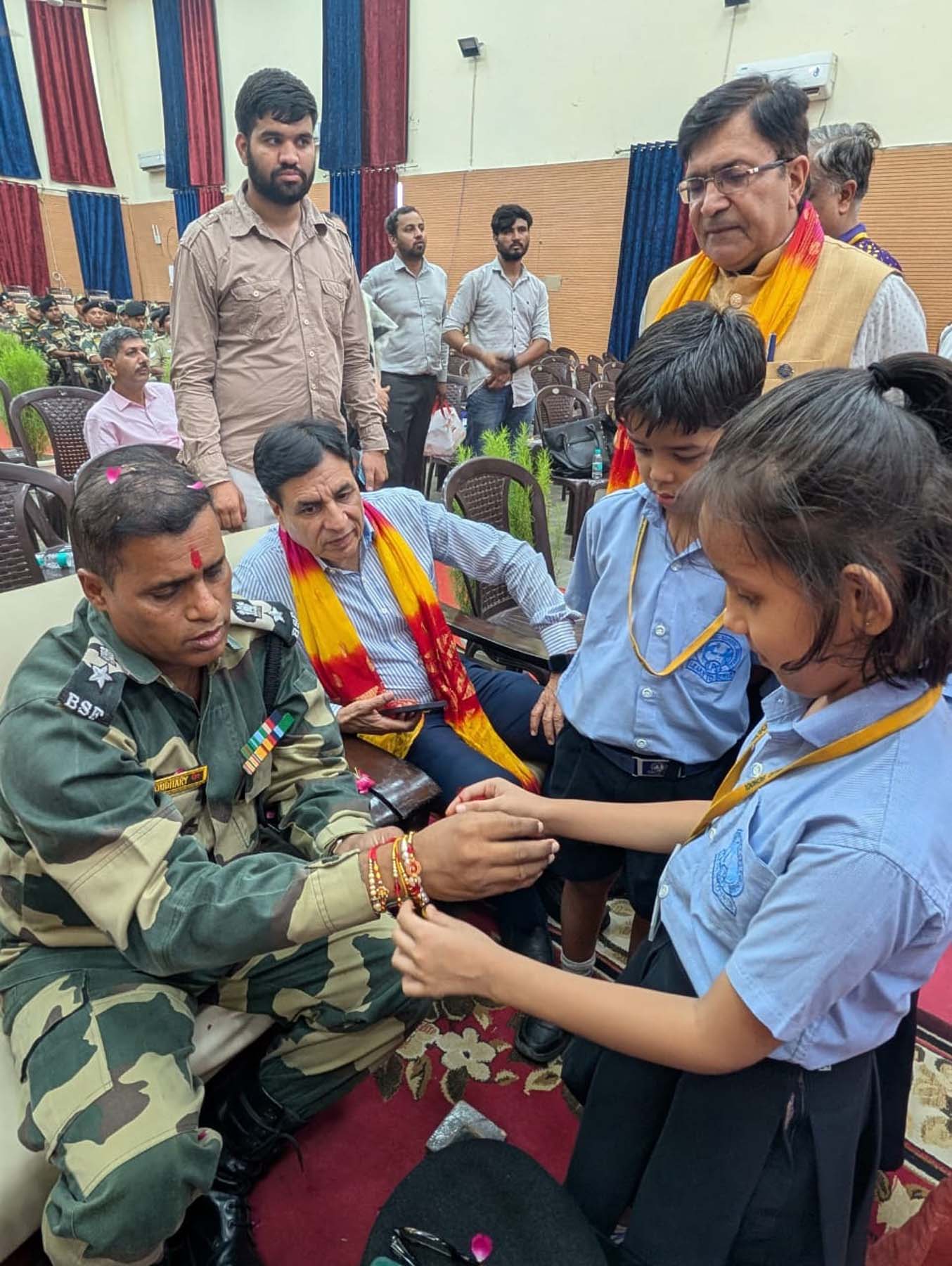 गुरुग्राम के भोंडसी स्थित बीएसएफ कैंप में जवानों को राखियां बांधती लायंस पब्लिक स्कूल की बच्चियां। गुरुग्राम के भोंडसी स्थित बीएसएफ कैंप में जवानों को राखियां बांधती लायंस पब्लिक स्कूल की बच्चियां।
