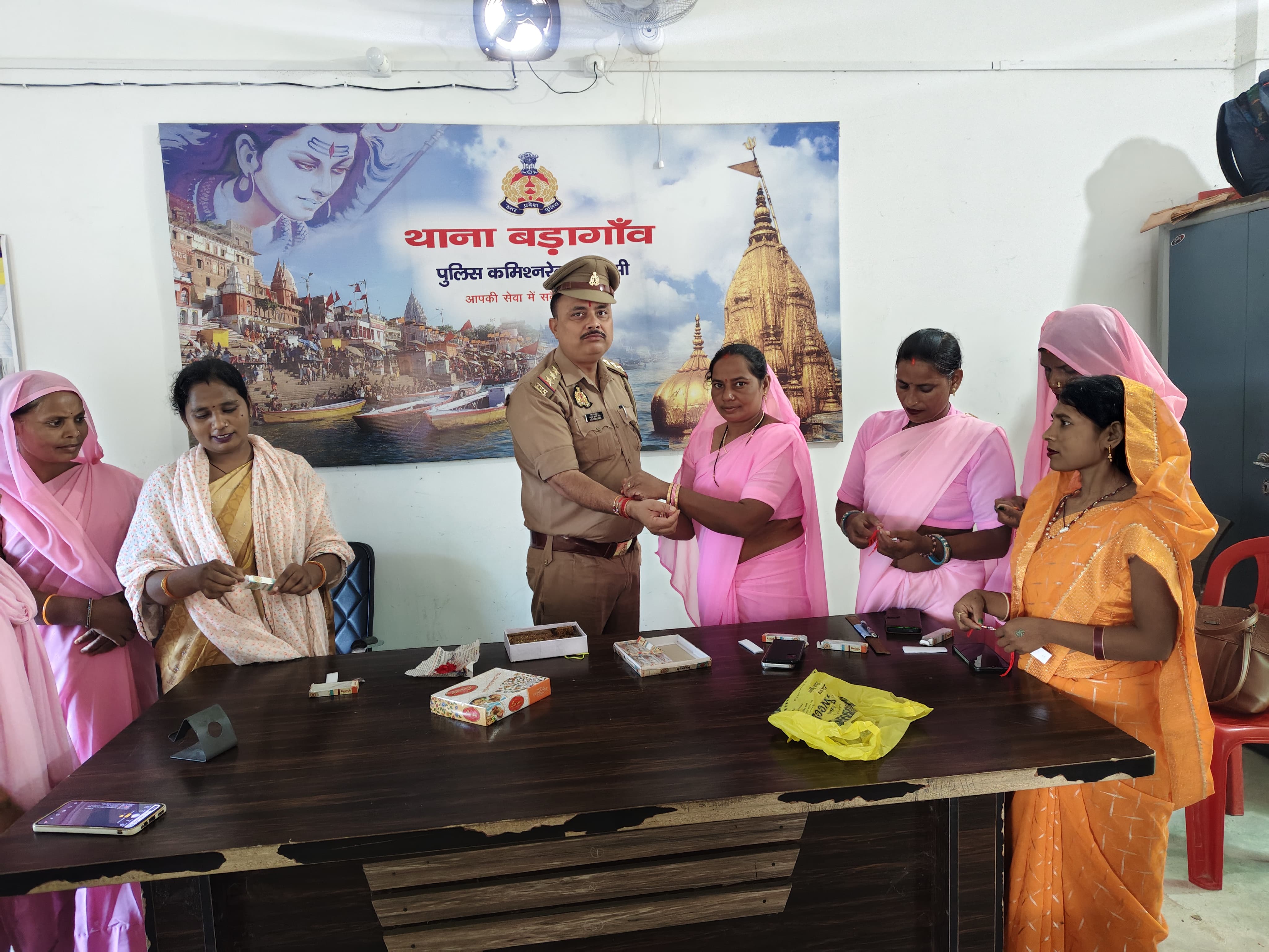 पुलिस कर्मियों को राखी बांधती  समाजसेवी महिलाएं