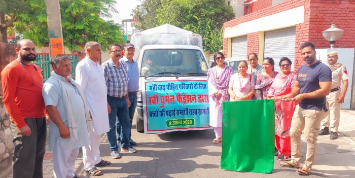 उपायुक्त जतिन लाल स्वां वुमन फेडरेशन के वाहन काे हरी झंडी दिखाते उपायुक्त जतिन लाल स्वां वुमन फेडरेशन के वाहन काे हरी झंडी दिखाते