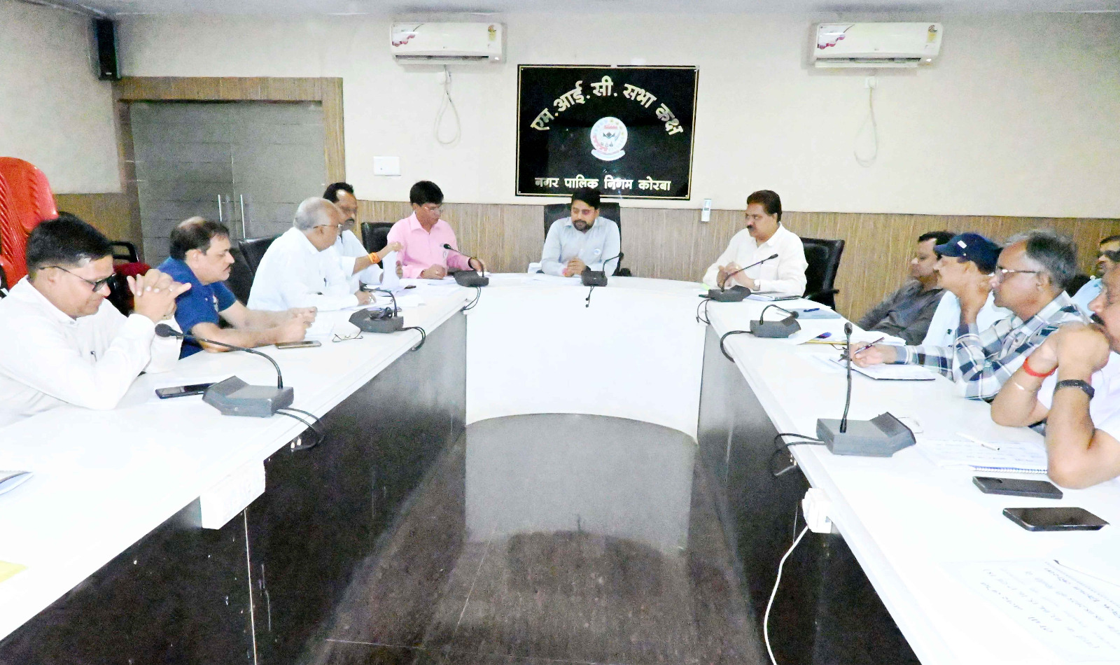 आयुक्त ने ली अधिकारियों को बैठक