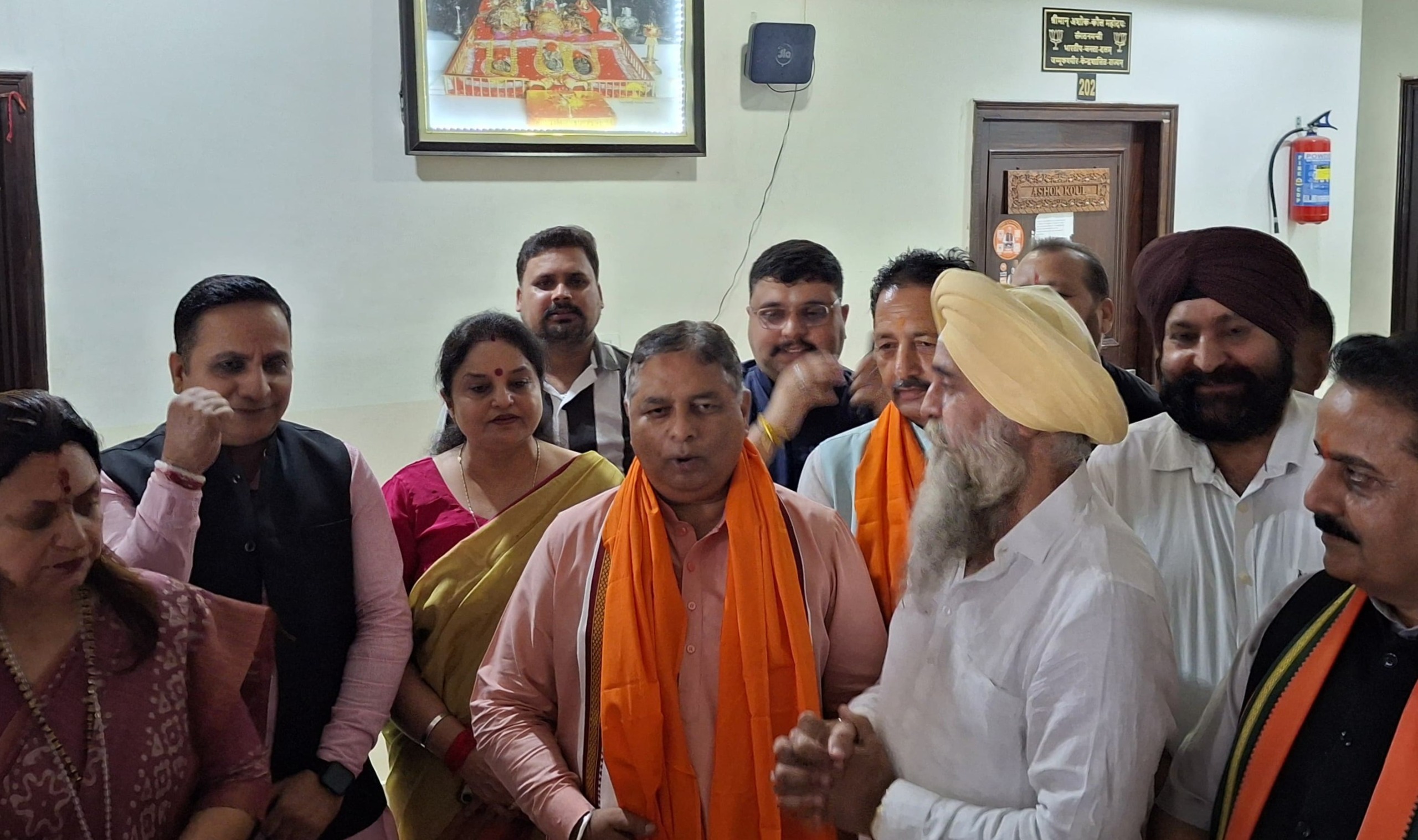 यशपाल सिंह ने भाजपा मुख्यालय में सत शर्मा और अन्य को सम्मानित किया यशपाल सिंह ने भाजपा मुख्यालय में सत शर्मा और अन्य को सम्मानित किया