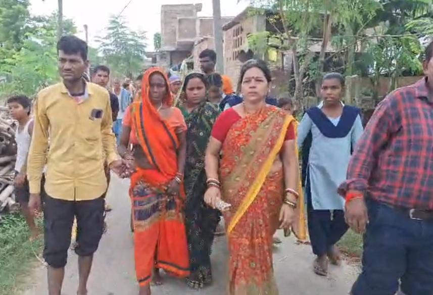 बचाई गई महिला के साथ लोग