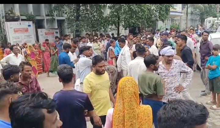 महात्मा गांधी चिकित्सालय में मृतकों और घायलों के परिजन महात्मा गांधी चिकित्सालय में मृतकों और घायलों के परिजन
