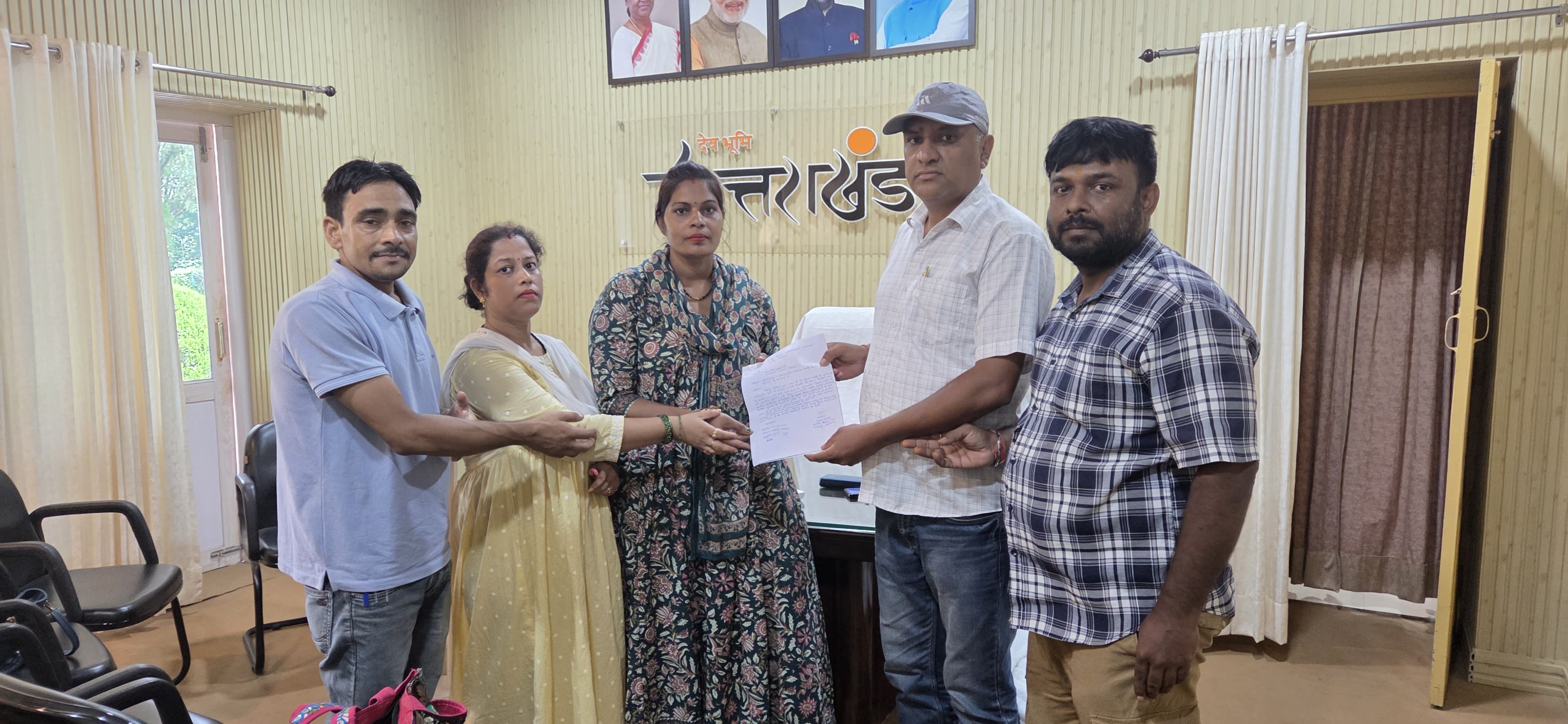 मुख्यमंत्री कैंप कार्यालय में ज्ञापन देते अतिथि शिक्षक