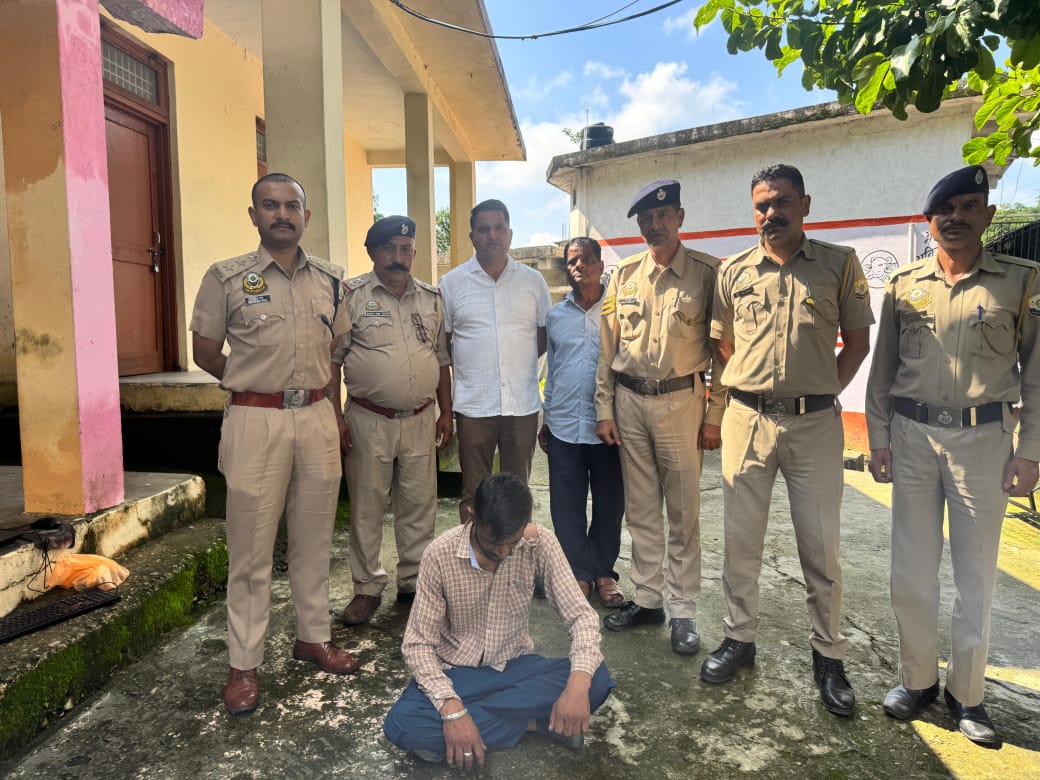चरस के साथ पकड़ा गया आरोपी।