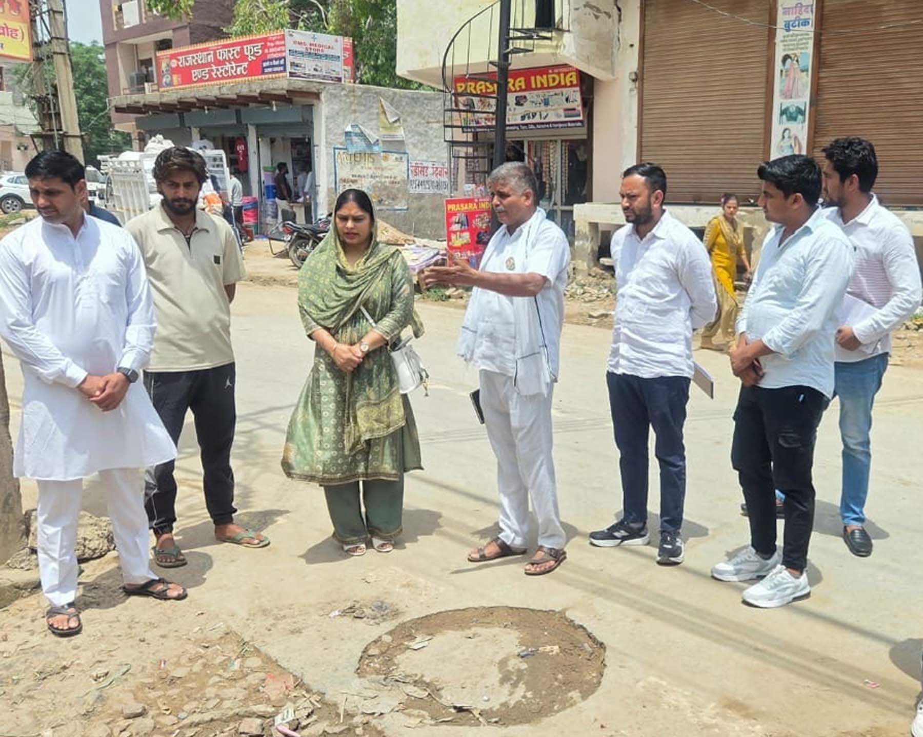 मानेसर नगर निगम के गांव में दौरा करतीं मेयर डा. इंद्रजीत कौर यादव।