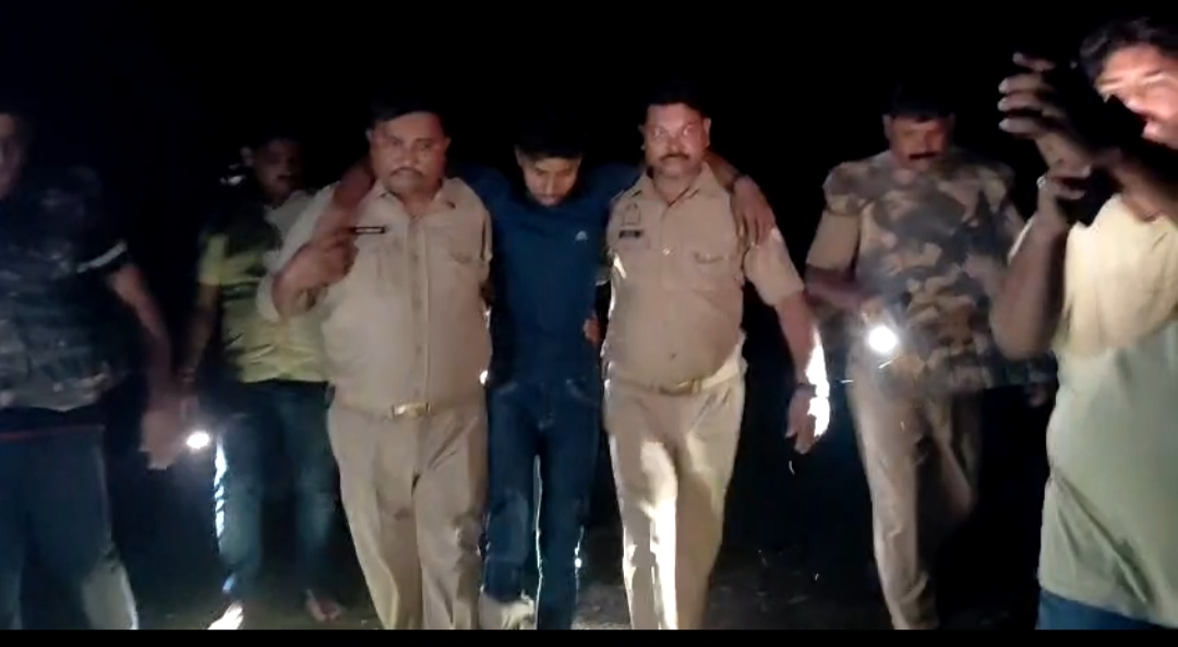 मुठभेड़ के बाद गिरफ्तार आरोपी को ले जाती पुलिस।