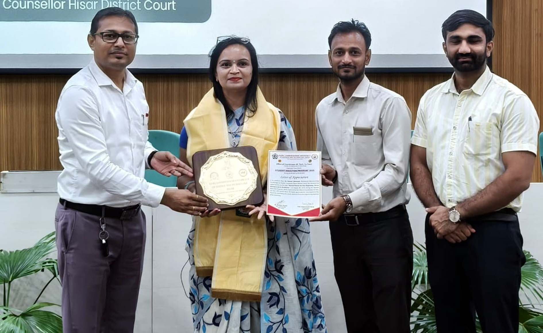 विशेषज्ञ वक्ता डॉ. सुमन बहमनी को सम्मानित करते डॉ. संजीव माथुर।
