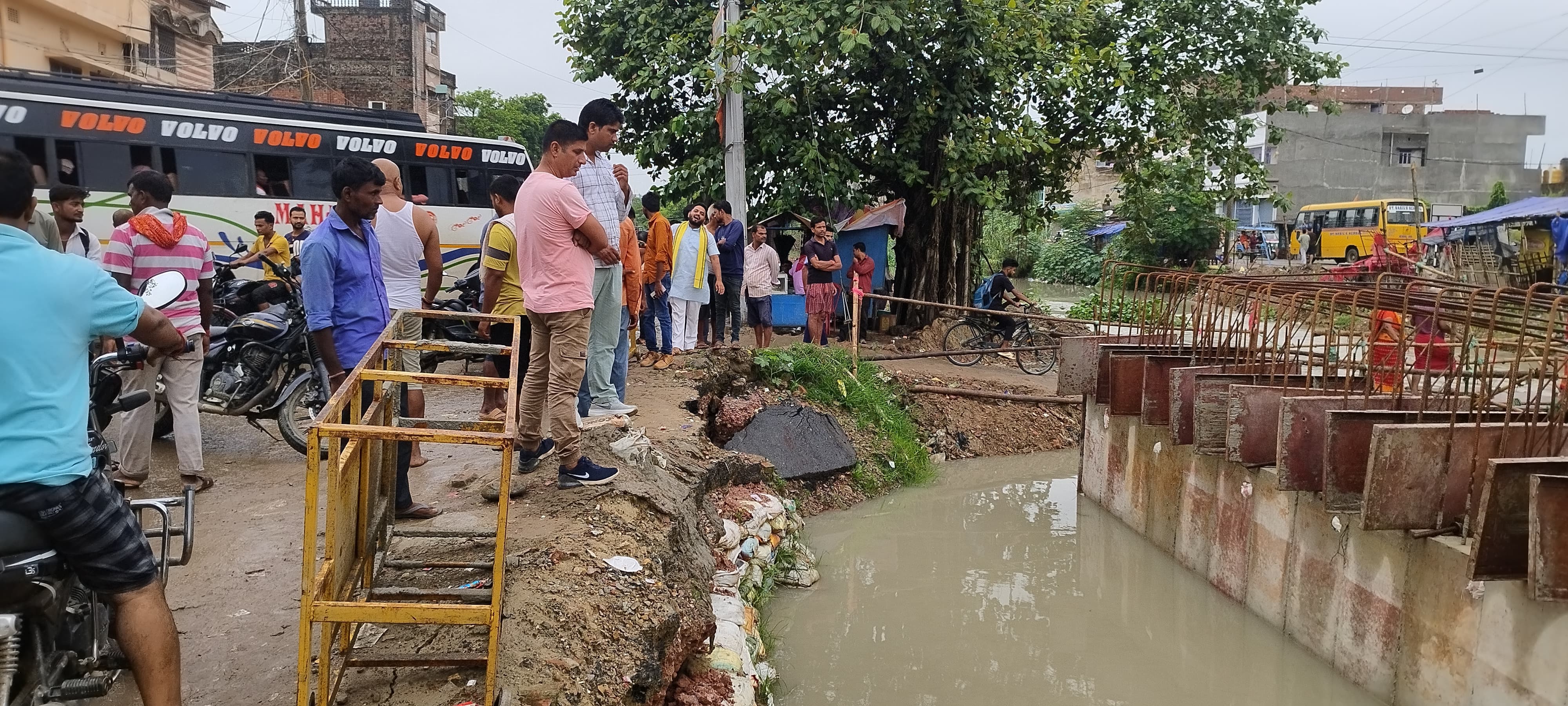 निर्माणाधीन पुल के पास जुटे लोग निर्माणाधीन पुल के पास जुटे लोग