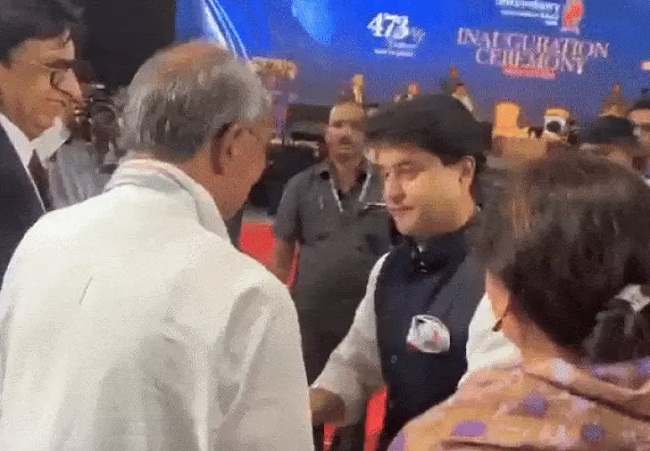 दिग्विजय सिंह का हाथ थाम मंच पर ले गए सिंधिया