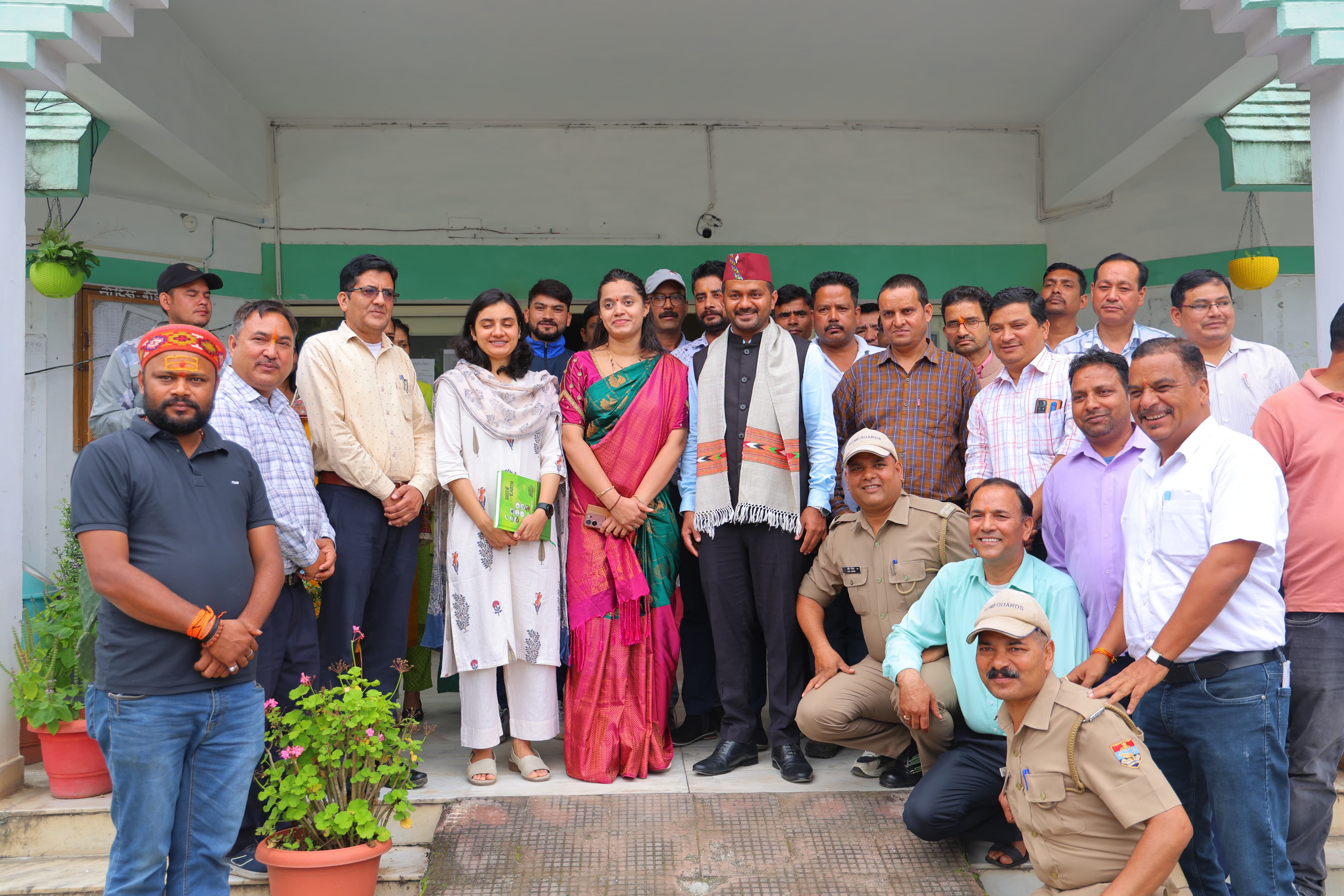 संयुक्त मजिस्ट्रेट दीपक रामचंद्र सेठ स्थानांतरण होने पर विदाई देते अधिकारी गण व कर्मचारी संयुक्त मजिस्ट्रेट दीपक रामचंद्र सेठ स्थानांतरण होने पर विदाई देते अधिकारी गण व कर्मचारी